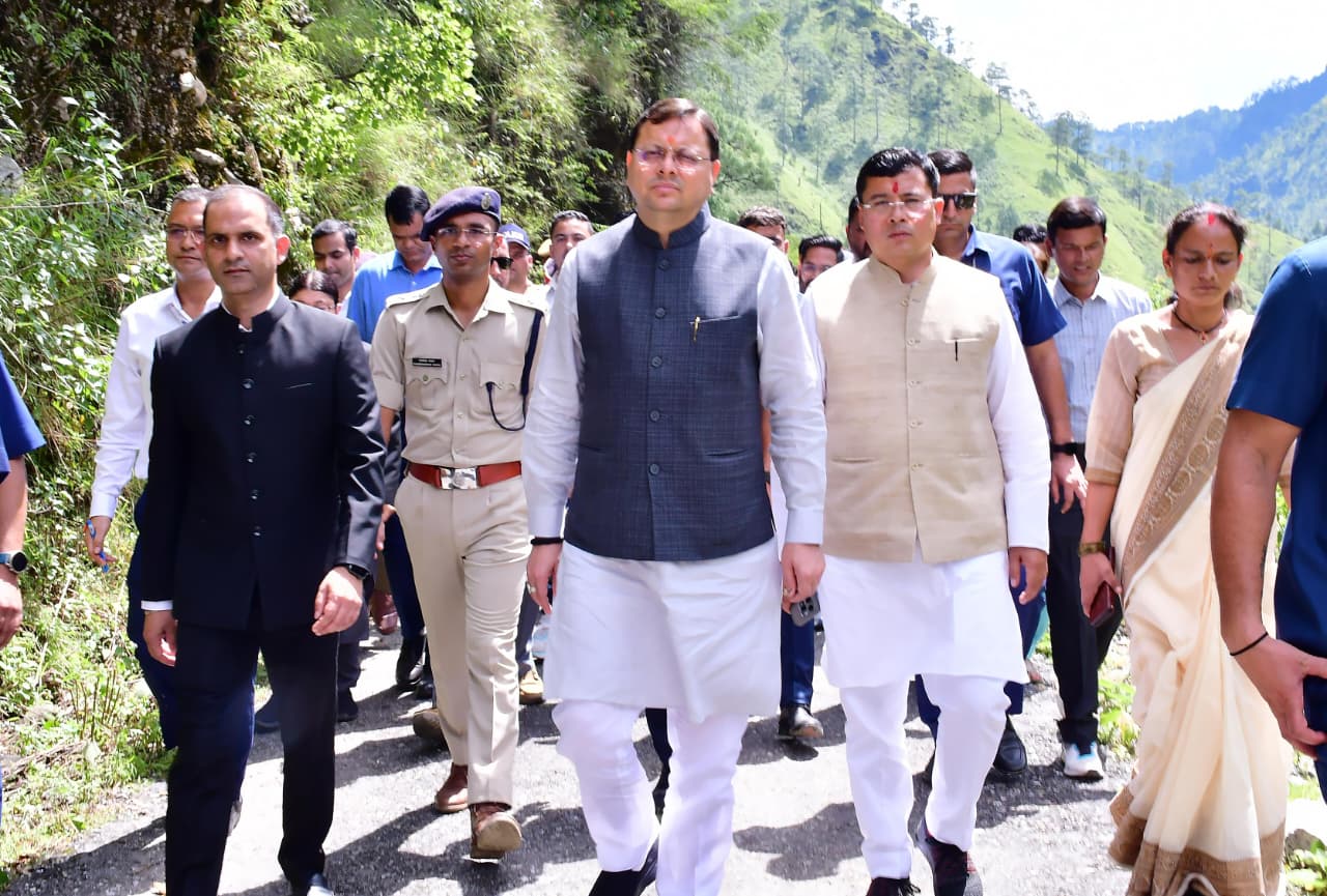 सीएम ने  बागेश्वर  के आपदा प्रभावित क्षेत्र पौंसरी में ग्रामीणों से भेंट कर उनका हालचाल जाना